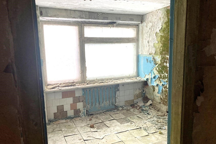 Остались стеклоблоки, граненые стаканы, фотообои и бюст Ленина: под Тулой продают заброшенную советскую спортбазу