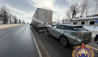 Водитель иномарки врезался в фуру на трассе М-2 «Крым» в Туле