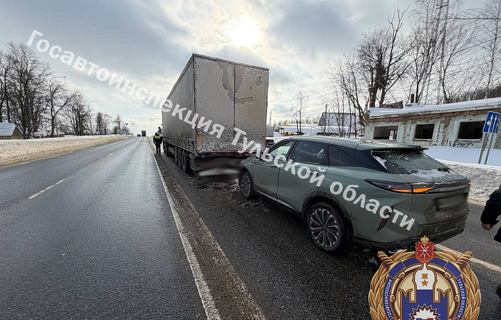 Водитель иномарки врезался в фуру на трассе М-2 «Крым» в Туле