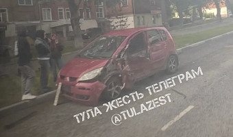 Легковушка залетела под фуру на улице Кирова в Туле