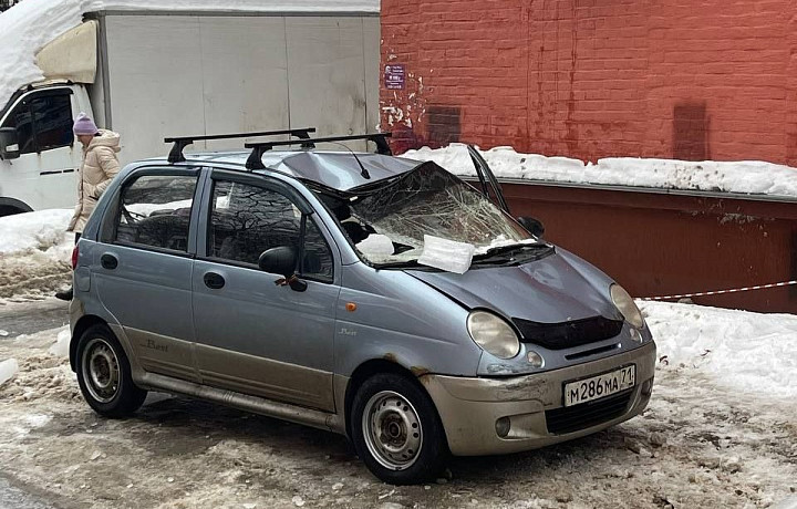 Ледяная глыба пробила лобовое стекло машины на улице Болдина в Туле