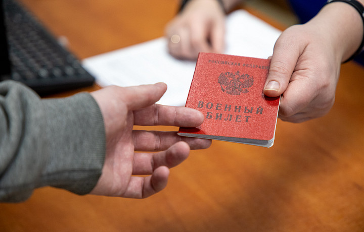 Российским мужчинам рассказали, когда нужно сниматься с воинского учета