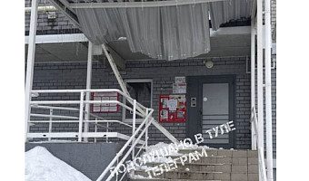 В тульском поселке Петровский обрушился козырек подъезда жилого дома