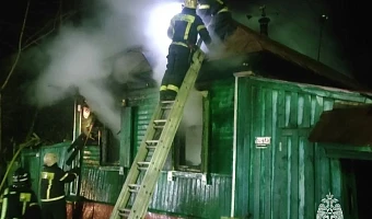 Спасатели потушили пожар в жилом доме на улице Петра Алексеева в Туле