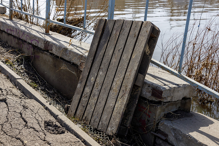 Пролетарская набережная Тулы после «большой воды»: грязь, мусор, коряги – уборка уже идет