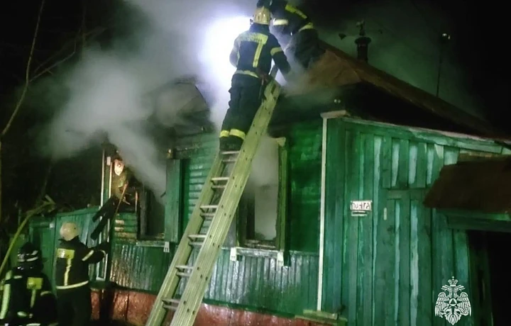 Спасатели потушили пожар в жилом доме на улице Петра Алексеева в Туле