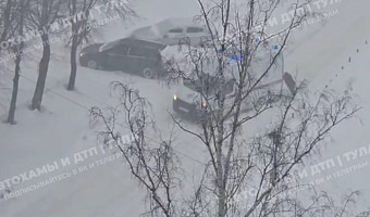 Машина скорой помощи застряла в сугробе на улице Герцена в Туле