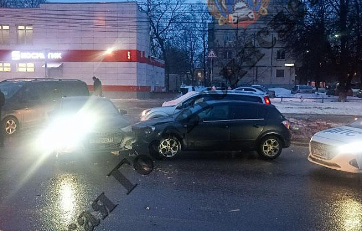 На улице Металлургов в Туле столкнулись два авто