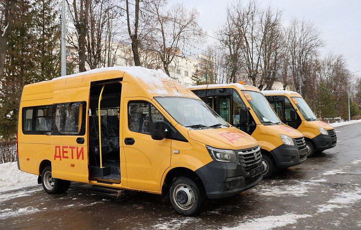 В Новомосковск поступили пять новых школьных автобусов
