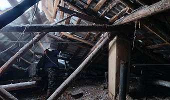 Опубликованы фото с места обрушения крыши двух домов в Кимовске