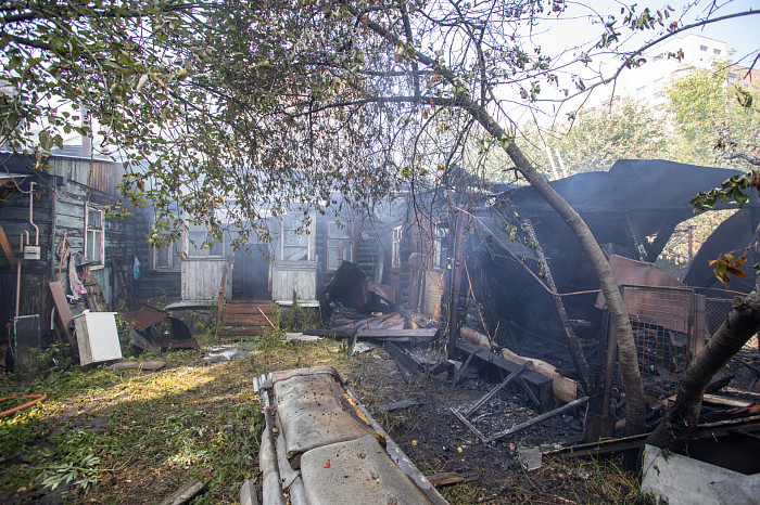 В Туле на улице Свободы загорелся дом