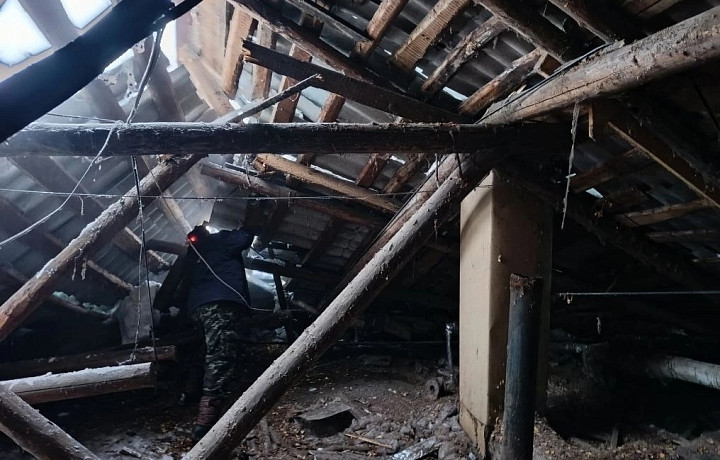 Опубликованы фото с места обрушения крыши двух домов в Кимовске