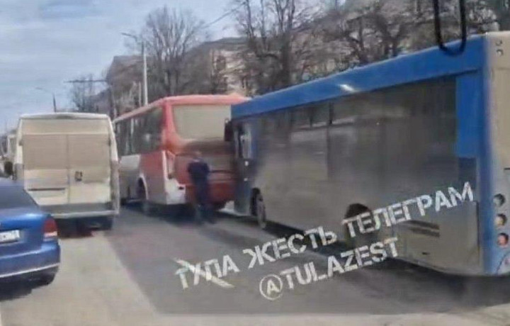 На проспекте Ленина в Туле столкнулись три автобуса