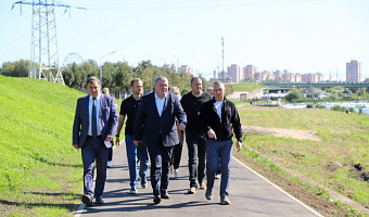 Илья Беспалов проверил благоустройство Пролетарской набережной в Туле