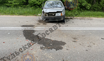 Водитель автомобиля «ВАЗ» врезался в КАМАЗ в Алексинском районе и попал в больницу