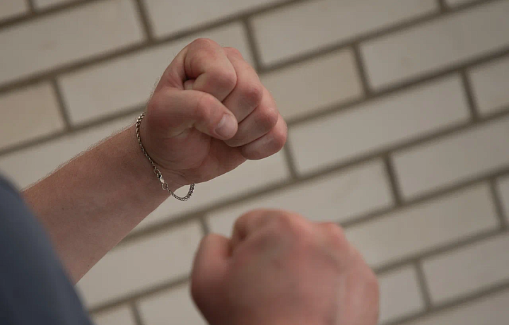 В Узловском районе мужчина насмерть забил на улице местного жителя