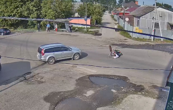 В Узловой Тульской области автомобиль сбил велосипедиста