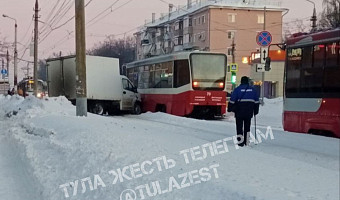 Газель влетела в трамвай на улице Металлургов в Туле