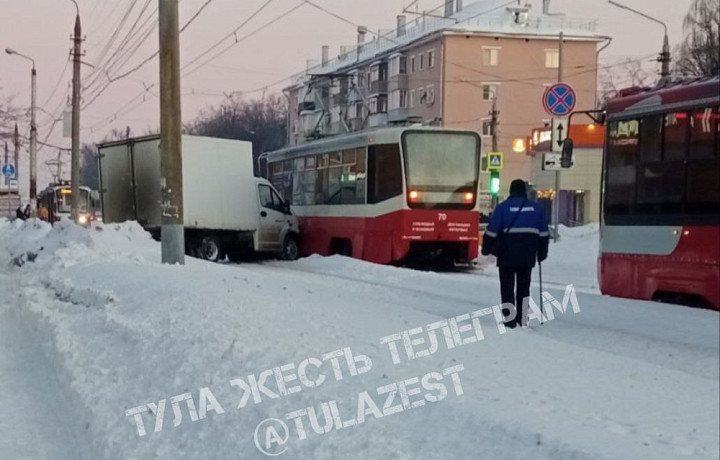 Газель влетела в трамвай на улице Металлургов в Туле