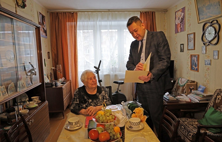Глава администрации Новомосковска Бутов поздравил Веронику Мустанову с 98-летием