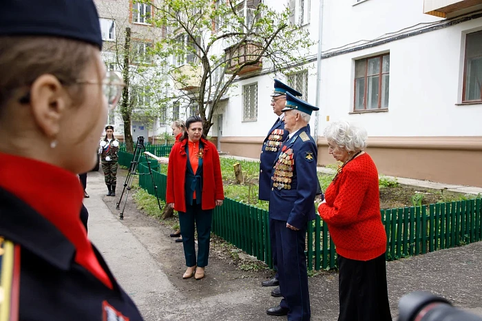 Тульские кадеты и студенты поздравили ветерана Великой Отечественной войны с наступающим Днем Победы