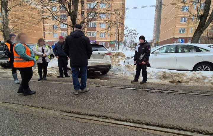 Движение остановлено: на улице Михеева в Туле водитель бросил кроссовер на трамвайных путях