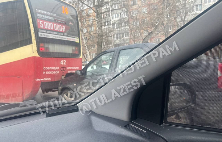 На улице Фридриха Энгельса в Туле автомобиль врезался в трамвай