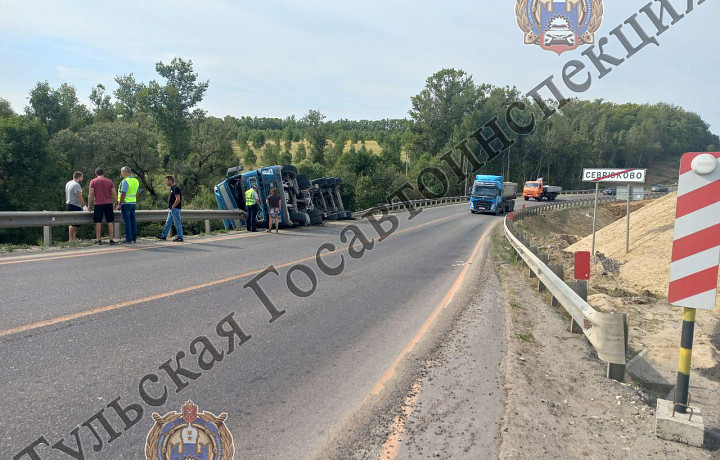 На трассе М-2 «Крым» в Туле водитель фуры врезался в ограждение и опрокинул авто