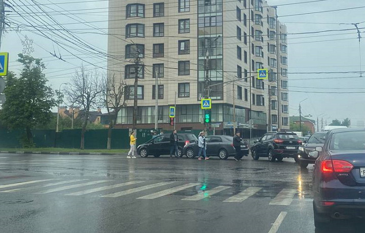 ﻿На улице Демонстрации в Туле собралась пробка из-за тройного ДТП