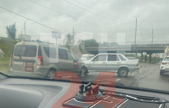 На улице Рязанской в Туле собралась пробка из-за тройного ДТП