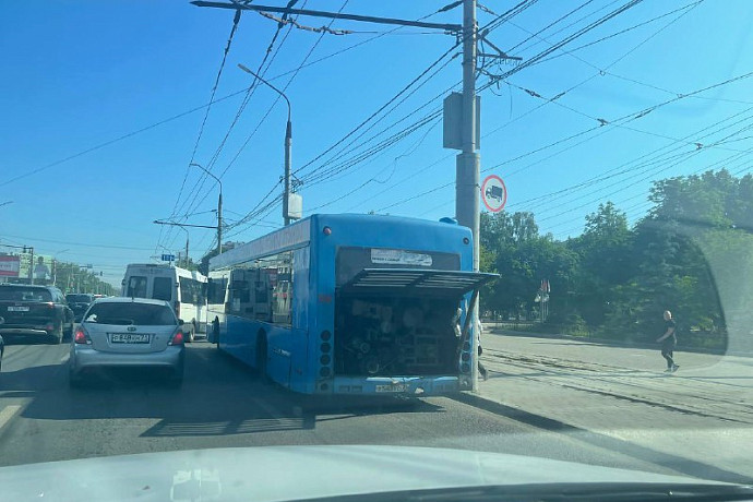 Сломанный автобус на проспекте Ленина в Туле собрал пробку в сторону центра