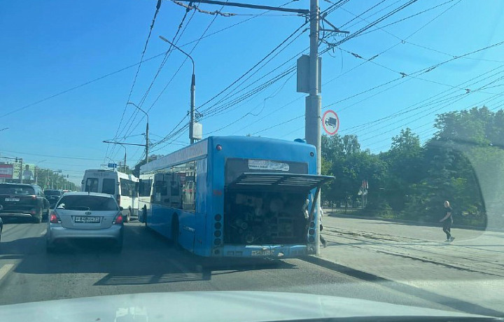 Сломанный автобус на проспекте Ленина в Туле собрал пробку в сторону центра