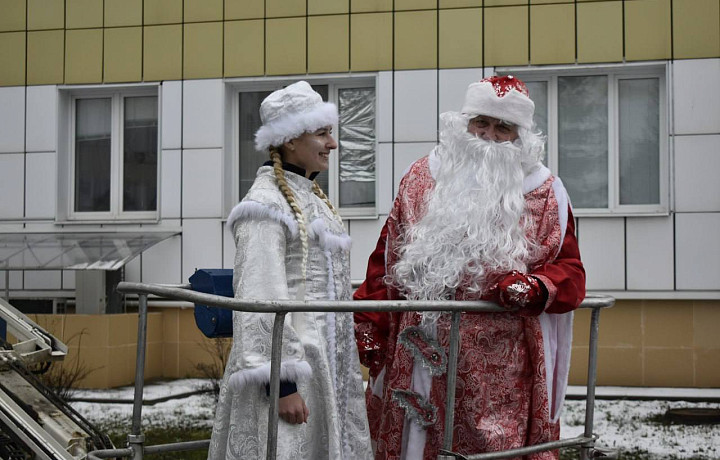 Студенты и спасатели провели новогоднюю акцию в детских больницах Тульской области
