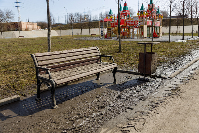 Пролетарская набережная Тулы после «большой воды»: грязь, мусор, коряги – уборка уже идет