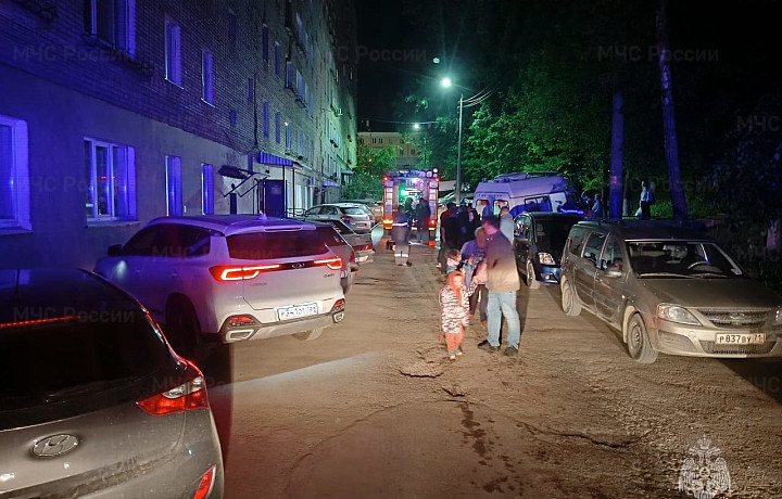 Спасли трех детей: в Туле из-за пожара в многоэтажке эвакуировали 25 человек