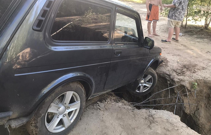 ﻿Автомобиль «Нива» застрял в разломе в тульских Кондуках