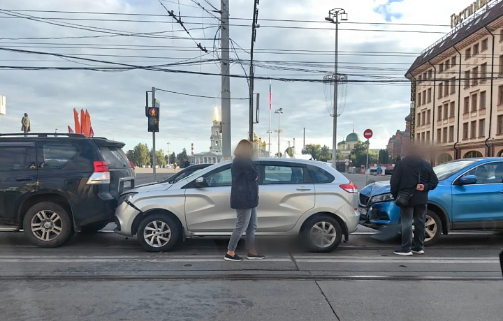 В Туле у ТЦ «Гостиный двор» столкнулись несколько автомобилей