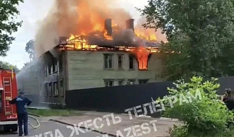 Пожар в Туле: на улице Мезенцева горит заброшенная постройка