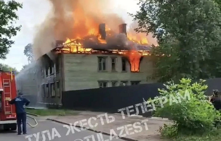 Пожар в Туле: на улице Мезенцева горит заброшенная постройка
