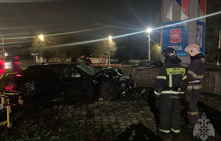 Водитель спорткара Zeekr 001 врезался в стелу на площади имени 50-й Армии в Туле и погиб
