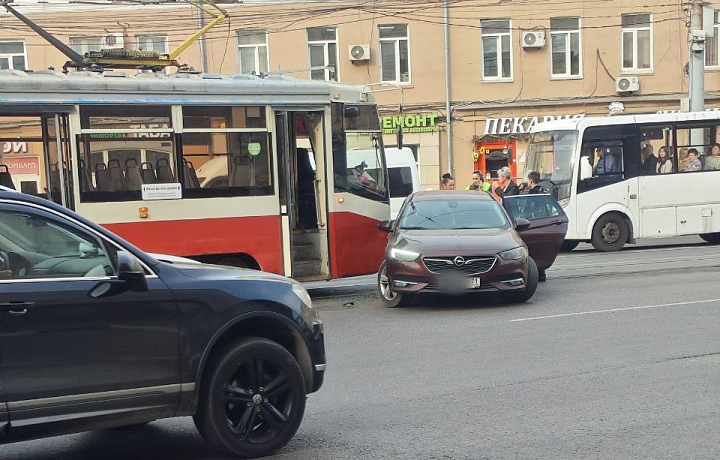 На улице Советской в Туле столкнулись трамвай и Opel