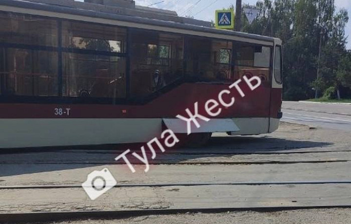 В Туле на улице Калинина с рельс сошел трамвай