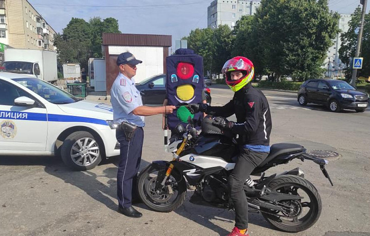 ГИБДД Новомосковска поздравил местных жителей с Международным днем светофора