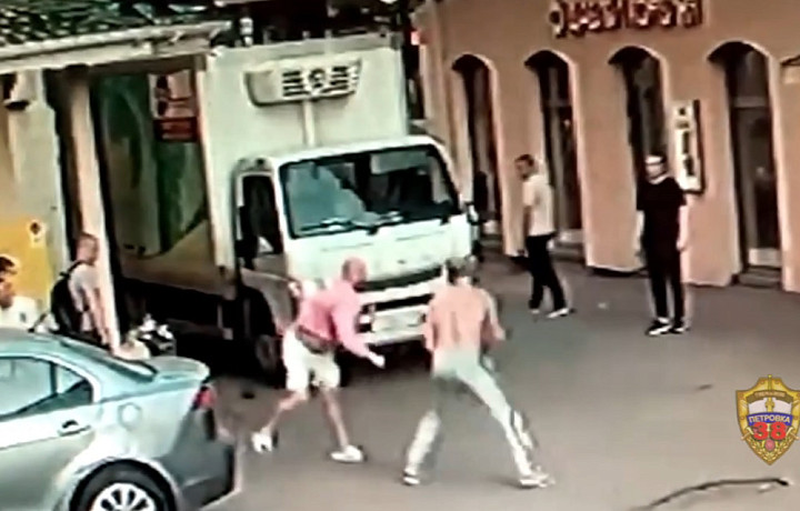 Полицейские задержали туляка, устроившего драку у бара в Москве