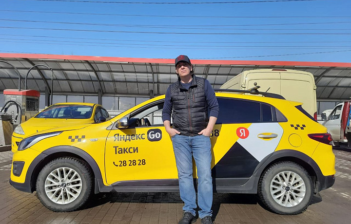 Слабослышащий – не равно плохой водитель: таксист из Тулы со слуховым аппаратом рассказал, как удается поддерживать высокий рейтинг