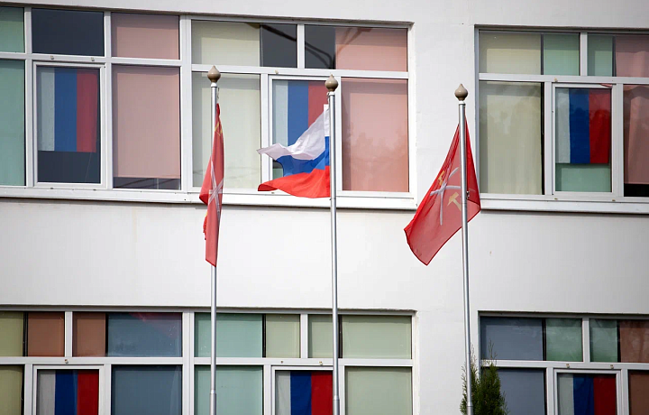 Минпросвещения поддержало идею ввести в России патриотические значки как элемент школьной формы