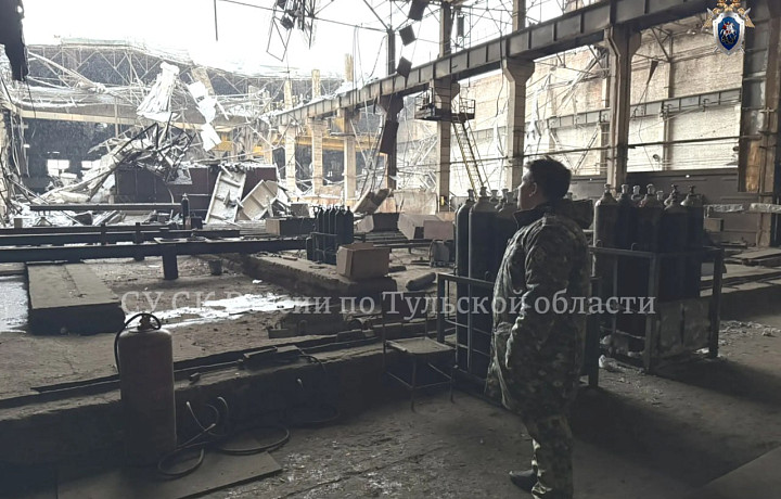 В Узловой продолжается разбор завалов на месте обрушения кровли завода