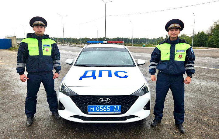 В Тульской области на трассе М-4 «Дон» инспекторы ДПС помогли водителю, пробившему колесо