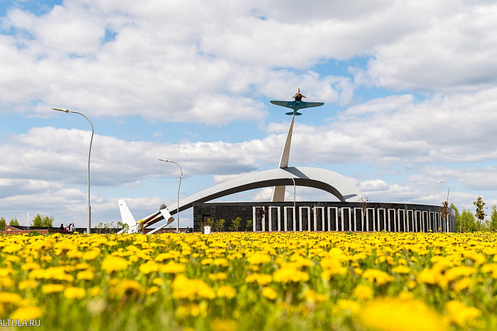 Футболисты «Арсенала» и волейболистки «Тулицы-2» возложили цветы к мемориалу «Защитникам неба Отечества»