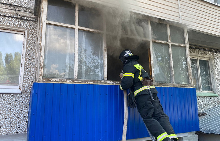 Четырех человек спасли пожарные из горящей квартиры в Ефремове